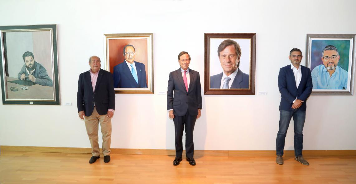 Inauguración Exposición Retratos de Alcaldes Democráticos - Imagen de los alcaldes José Caballero Domínguez, Ignacio García de Vinuesa y Rafael Sánchez Acera posando con sus respectivos retratos.