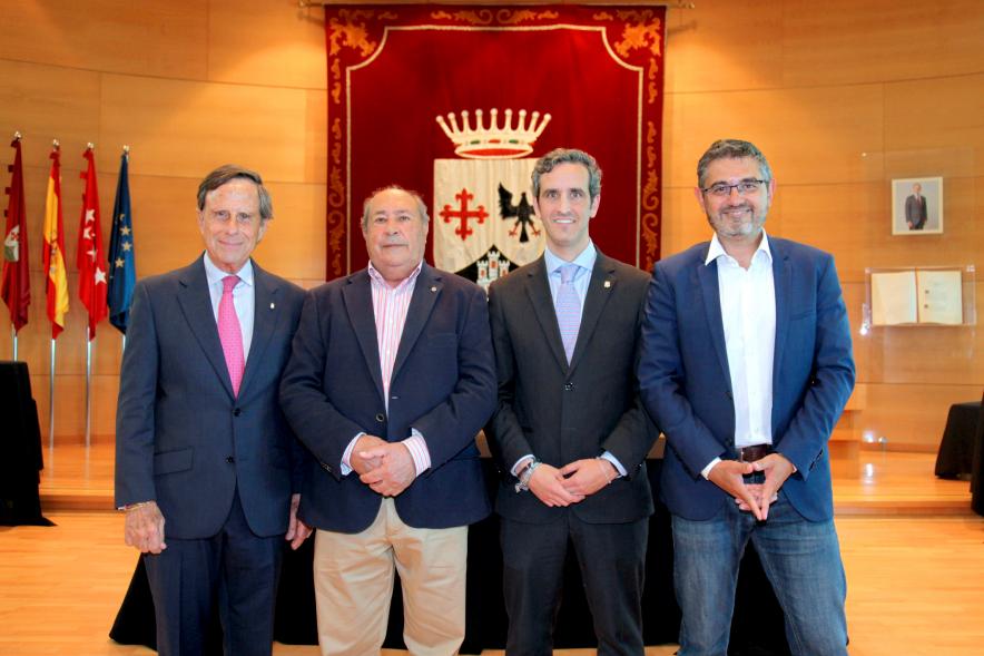 Inauguración Exposición Retratos de Alcaldes Democráticos - Imagen de los alcaldes José Caballero Domínguez, Ignacio García de Vinuesa y Rafael Sánchez Acera posando con el actual alcalde Aitor Retolaza en el Salón de Plenos.