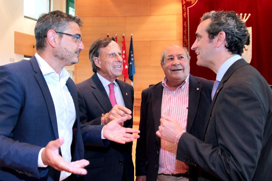  Inauguración Exposición Retratos de Alcaldes Democráticos - Imagen de los alcaldes José Caballero Domínguez, Ignacio García de Vinuesa y Rafael Sánchez Acera, con el actual alcalde Aitor Retolaza charlando entre ellos.