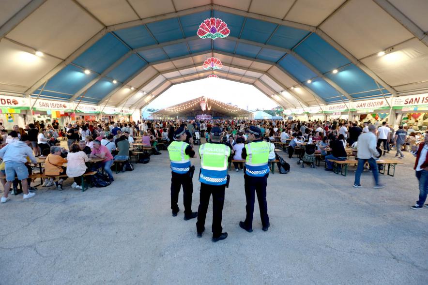 Ambiente en carpa con miembros de policía municipal al frente