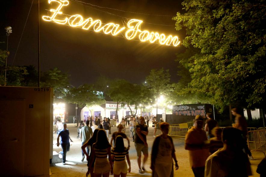 Luminoso a la entrada de la Zona Joven