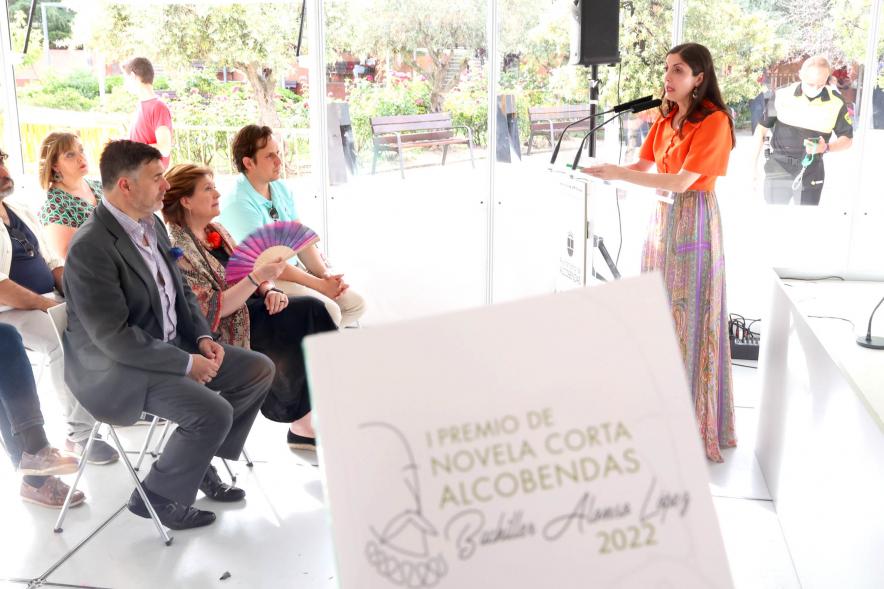 Entrega del Premio Bachiller Alonso López -  Imagen de Espido Freire, las autoridades municipales y el ganador del concurso.