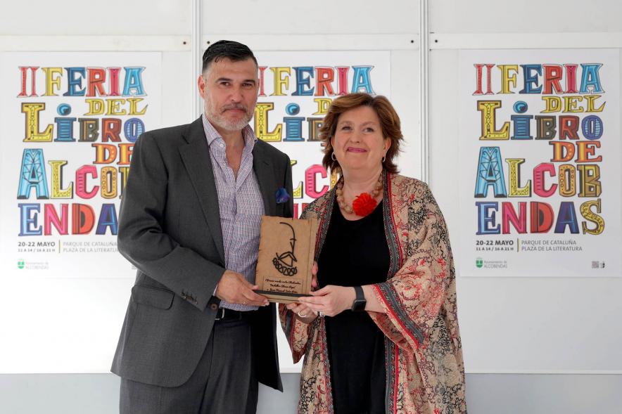 Entrega del Premio Bachiller Alonso López - Posado de la concejal Rosario Tamayo con el ganador del premio.
