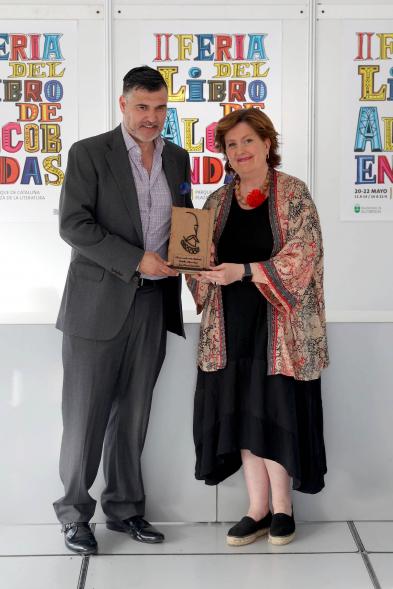 Entrega del Premio Bachiller Alonso López - Posado de la concejal Rosario Tamayo con el ganador del premio.