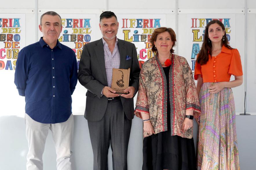 Entrega del Premio Bachiller Alonso López - Posado del jurado, las autoridades municipales  con el ganador.
