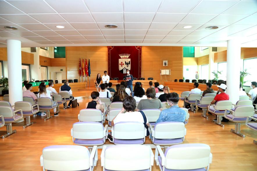 Recepción de Alumnos Erasmus del IES Giner de los Ríos - Imagen posterior de los estudiantes en el Salón de Plenos.-