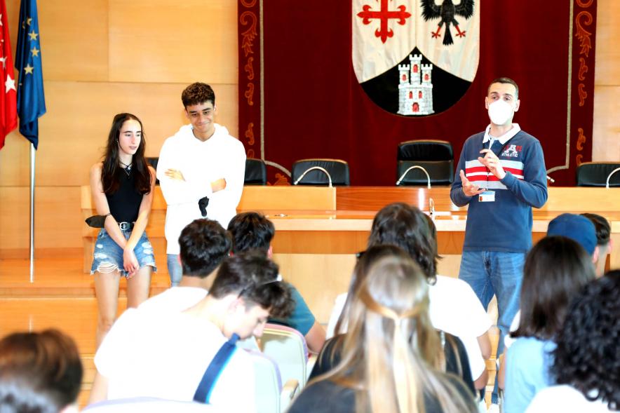 Recepción de Alumnos Erasmus del IES Giner de los Ríos -  Imagen de tres jóvenes explicando  el Erasmus.