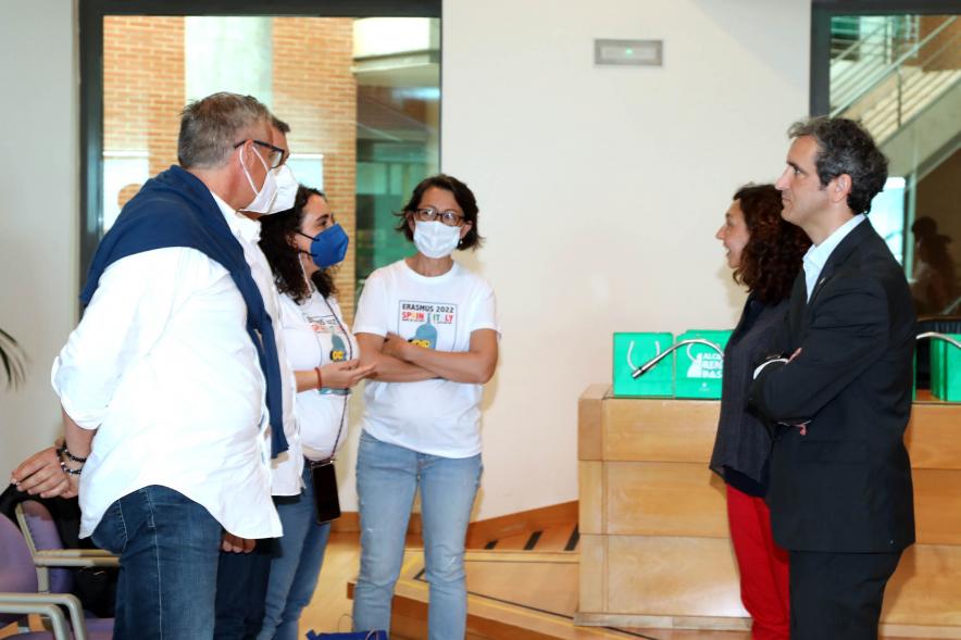 Recepción de Alumnos Erasmus del IES Giner de los Ríos - Conversación de los profesores con las autoridades municipales.