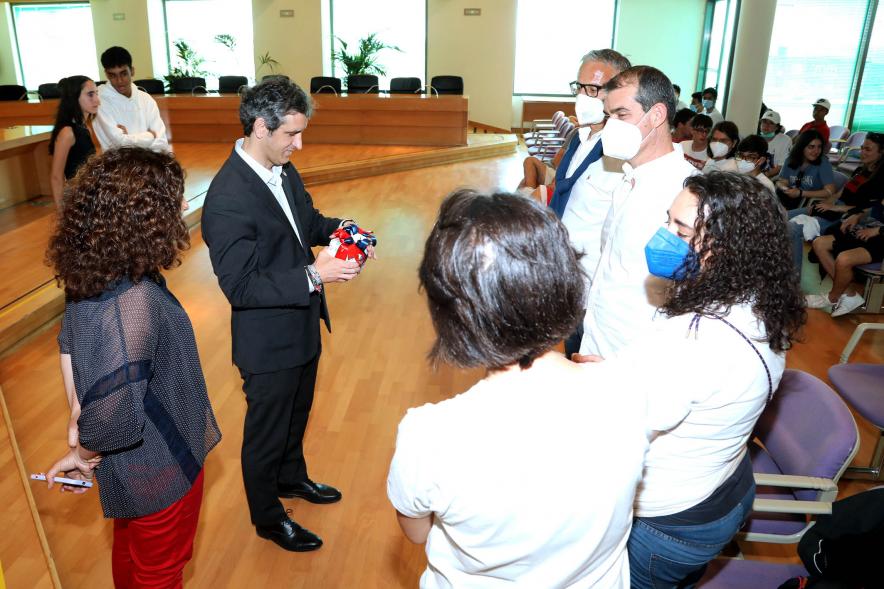 Recepción de Alumnos Erasmus del IES Giner de los Ríos - Entrega de obsequios  al alcalde por parte del Instituto Giner de los Ríos.