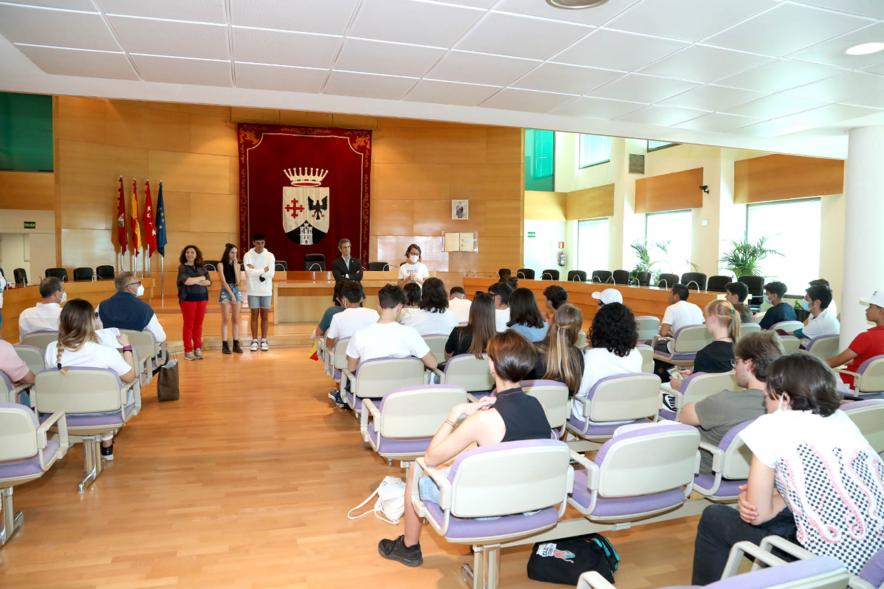 Recepción de Alumnos Erasmus del IES Giner de los Ríos - Imagen general de la sala con los estudiantes y las autoridades municipales.