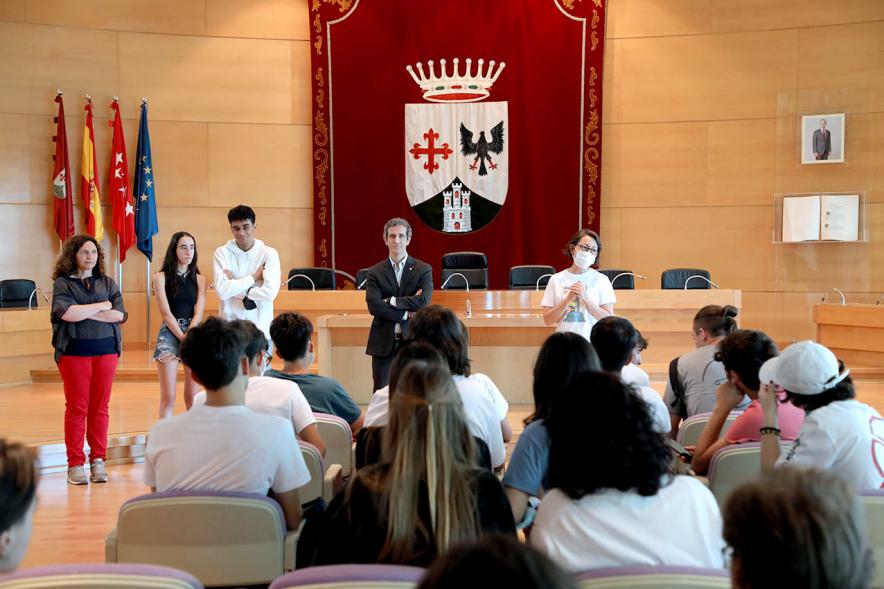   Recepción de Alumnos Erasmus del IES Giner de los Ríos - Imagen del alcalde Retolaza  diciendo unas palabras a los estudiantes.