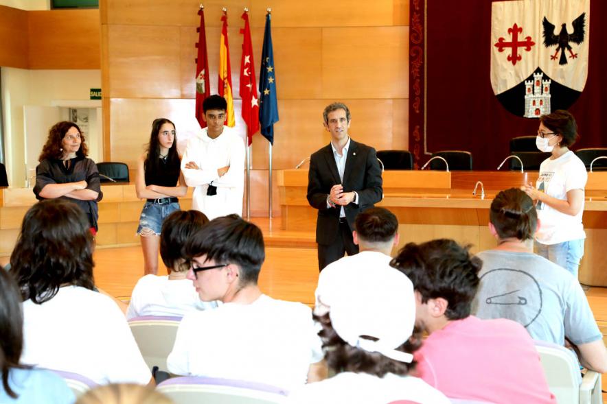 Recepción de Alumnos Erasmus del IES Giner de los Ríos -  Varios estudiantes, portavoces del grupo, hablan con el alcalde Retolaza.
