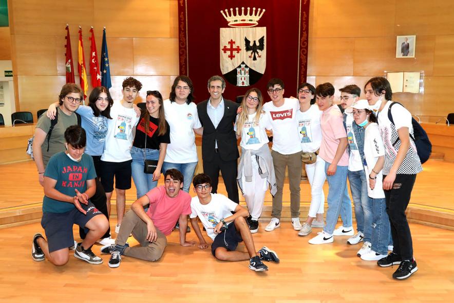 Recepción de Alumnos Erasmus del IES Giner de los Ríos -Posado del alcalde Retolaza  con los estudiantes.
