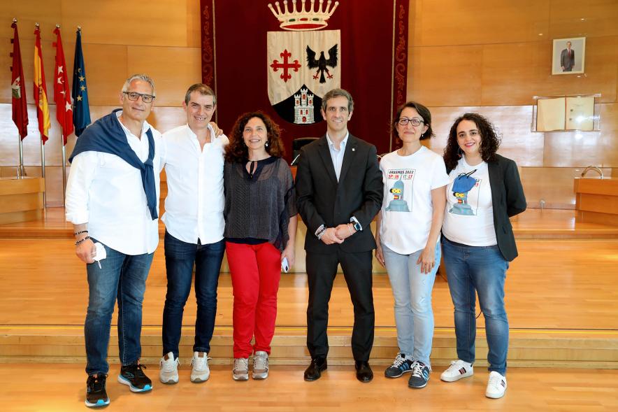 Recepción de Alumnos Erasmus del IES Giner de los Ríos -  Las autoridades municipales posan con los profesores del instituto.