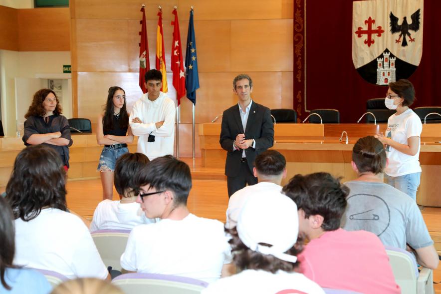 Recepción de Alumnos Erasmus del IES Giner de los Ríos -  Varios estudiantes, portavoces del grupo, hablan con el alcalde Retolaza.