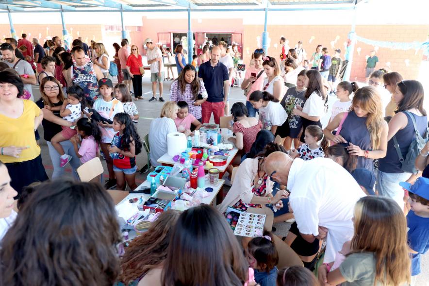 Puesto de maquillaje rodeado de asistentes