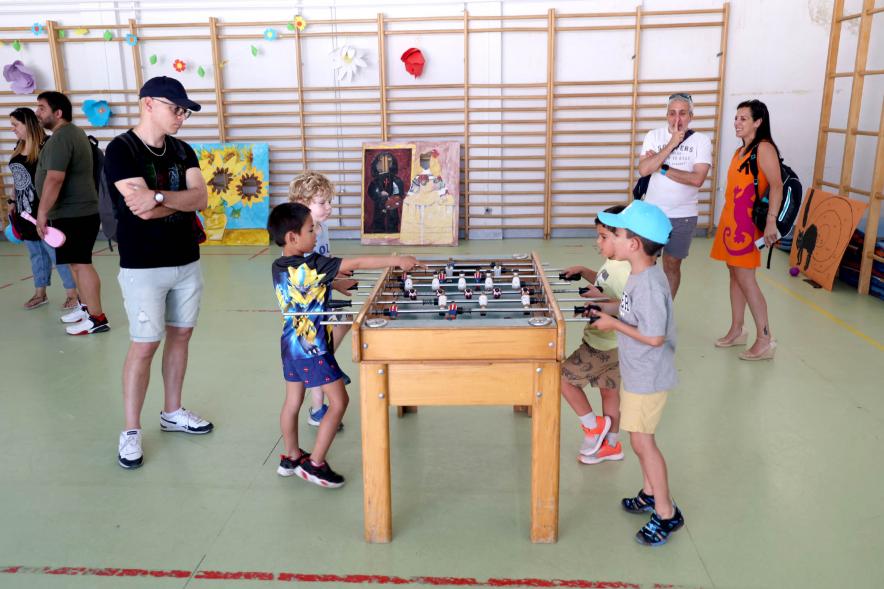Niños jugando al futbolin