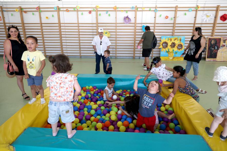 Niños jugando en la piscina de bolas
