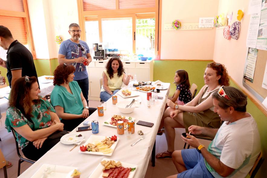 Cocktail en la sala de profesores con alcalde