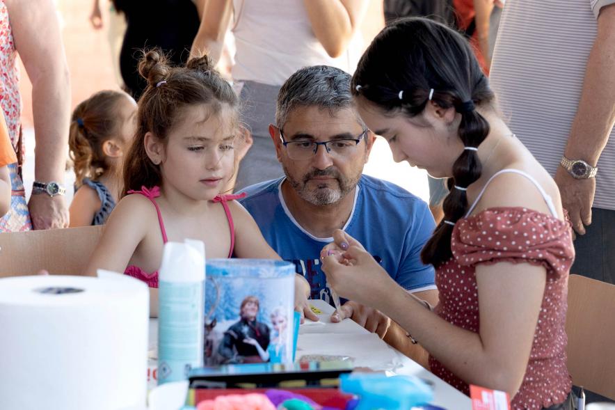 Alcalde Sánchez Acera en la mesa de maquillaje