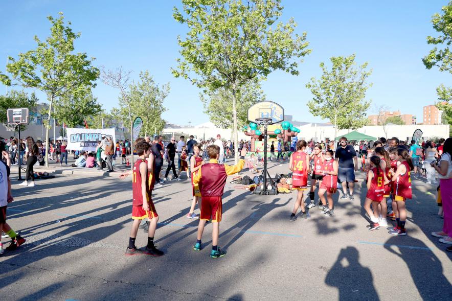 Fiesta del Deporte 2022 - Grupo de jóvenes jugando al baloncesto.