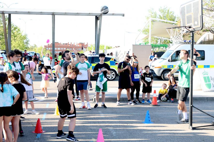 Fiesta del Deporte 2022 - Grupo de jóvenes jugando al baloncesto.