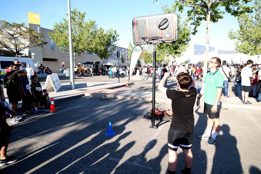 Fiesta del Deporte 2022 - Grupo de jóvenes jugando al baloncesto.