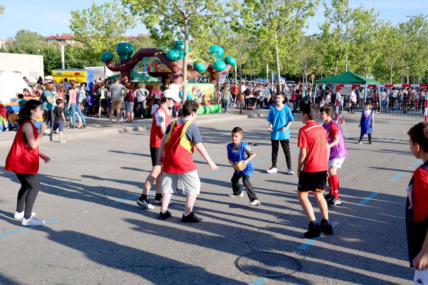 Fiesta del Deporte 2022 - Grupo de jóvenes jugando al baloncesto.