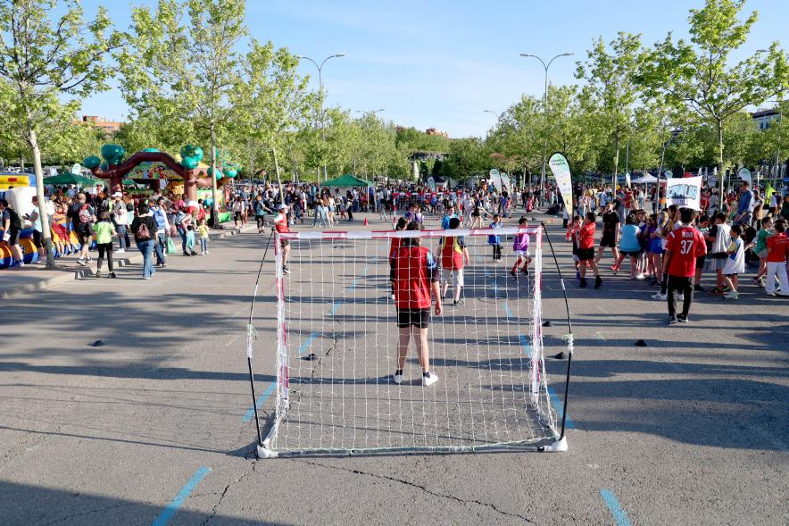 Fiesta del Deporte 2022 -  Imagen global de evento con las porterías y los asistentes.