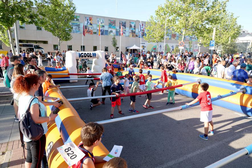 Fiesta del Deporte 2022 - Imagen de los niños haciendo un futbolín humano.