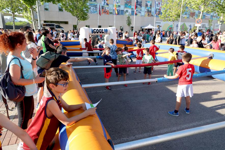 Fiesta del Deporte 2022 - Imagen de los niños haciendo un futbolín humano.