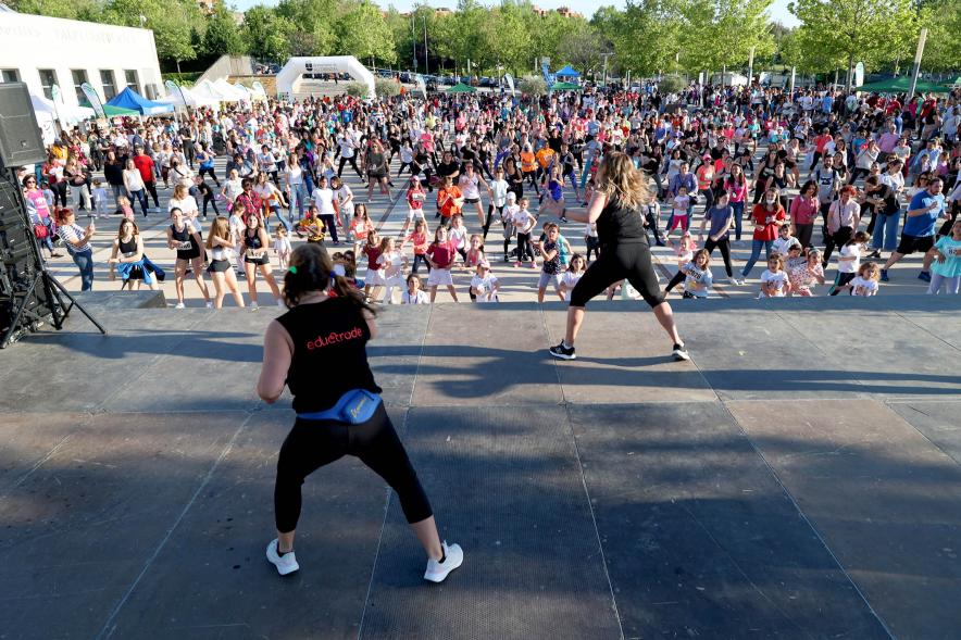 Fiesta del Deporte 2022 - Imagen de varias monitoras enseñando aerobic.