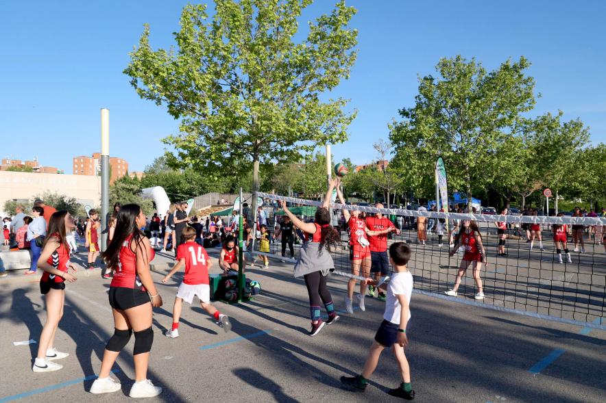 Fiesta del Deporte 2022 - Un grupo de jóvenes jugando al voleibol.