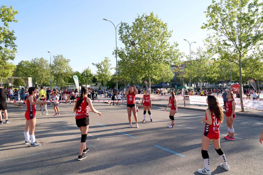 Fiesta del Deporte 2022 - Un grupo de jóvenes jugando al voleibol.