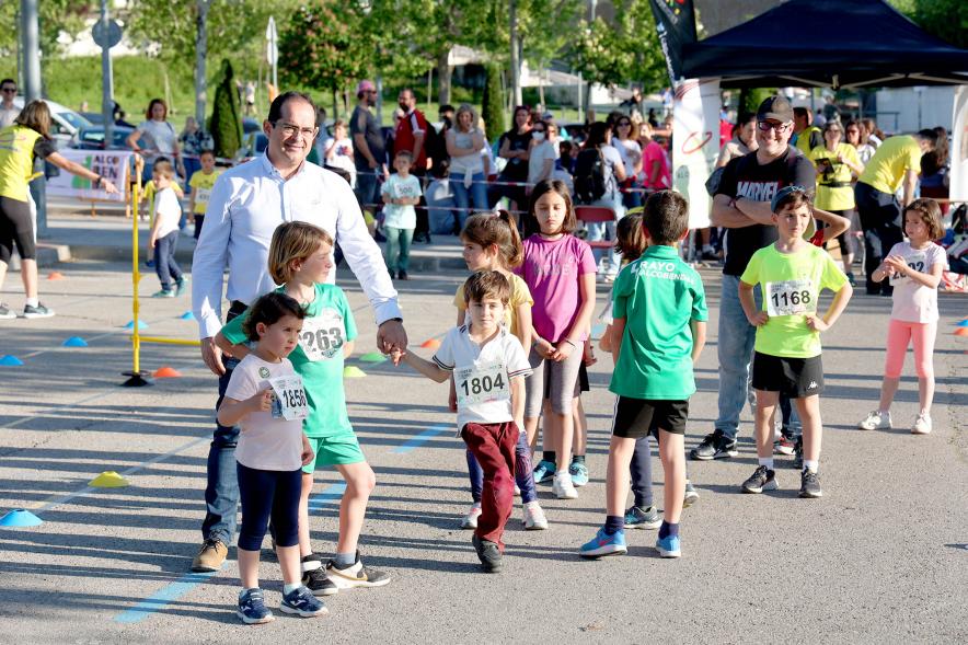 Fiesta del Deporte 2022 -  Un grupo de niños preparándose para hacer una carrera.