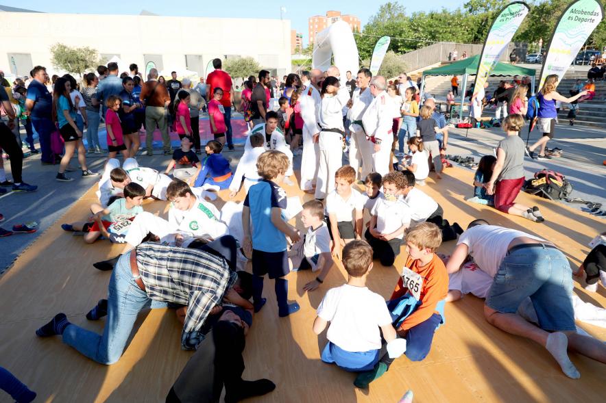 Fiesta del Deporte 2022- Imagen de varios niños aprendiendo a dar masajes deportivos.