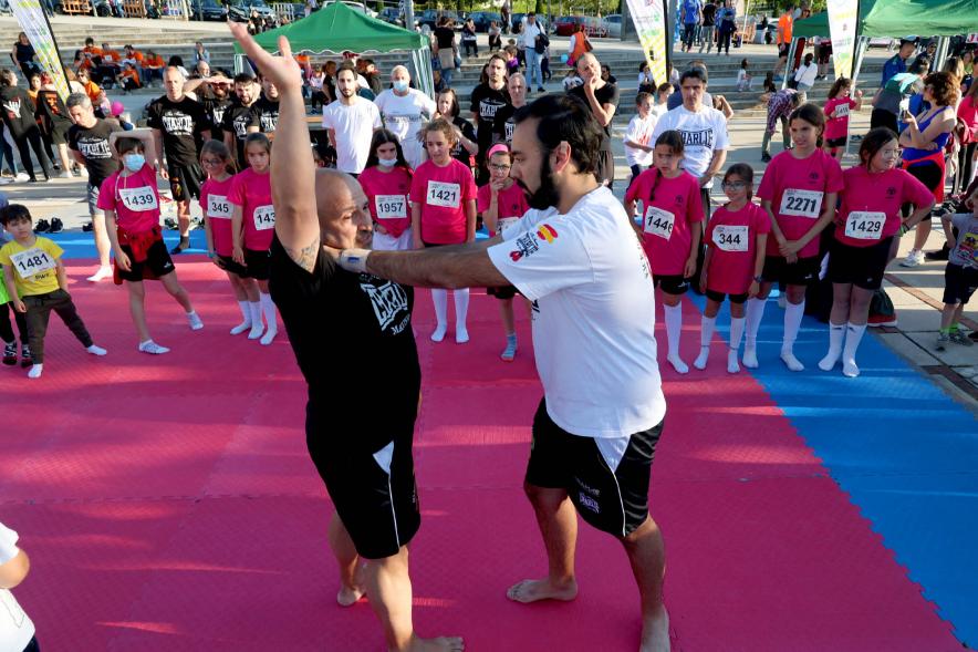 Fiesta del Deporte 2022 - Un monitor enseña técnicas de calentamiento.