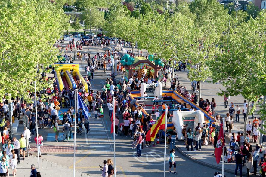 Fiesta del Deporte 2022 - Cenital de los juegos  hinchable y  los participantes.
