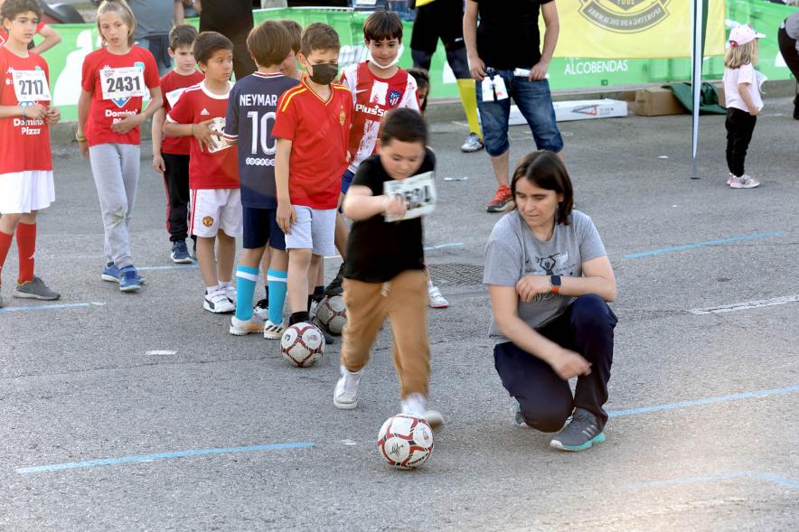 Fiesta del Deporte 2022 - Primer plano de un niño golpeando el balón.