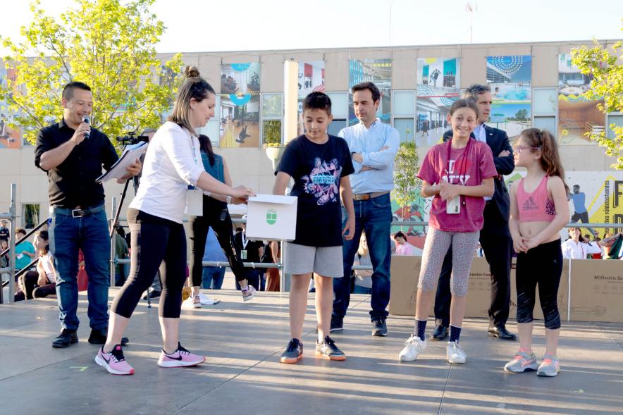 Fiesta del Deporte 2022 - Primer plano del sorteo con las autoridades municipales.
