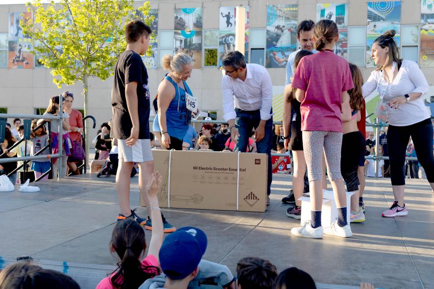Fiesta del Deporte 2022 - La ganadora del sorteo recoge el premio. 