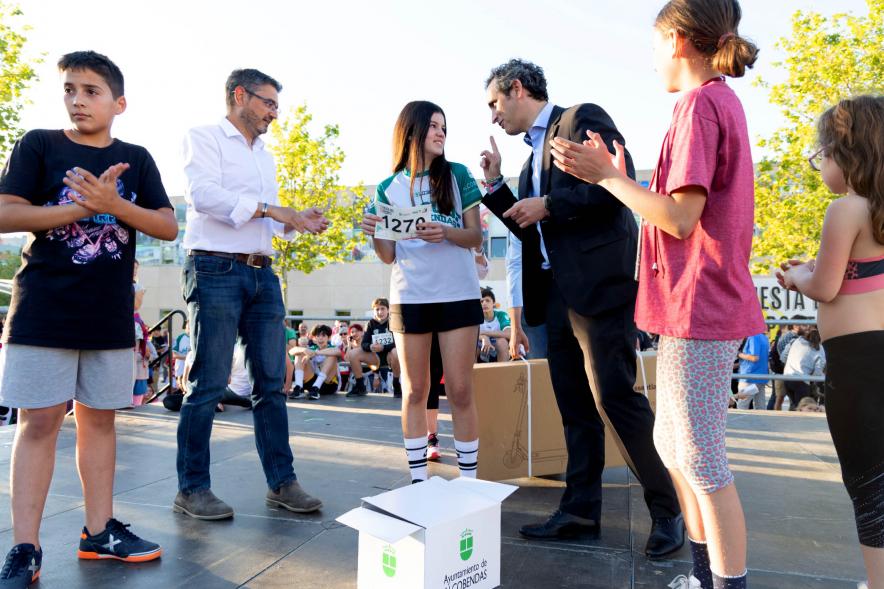 Fiesta del Deporte 2022- Imagen del alcalde y el vicealcalde saludando a la ganadora del sorteo.
