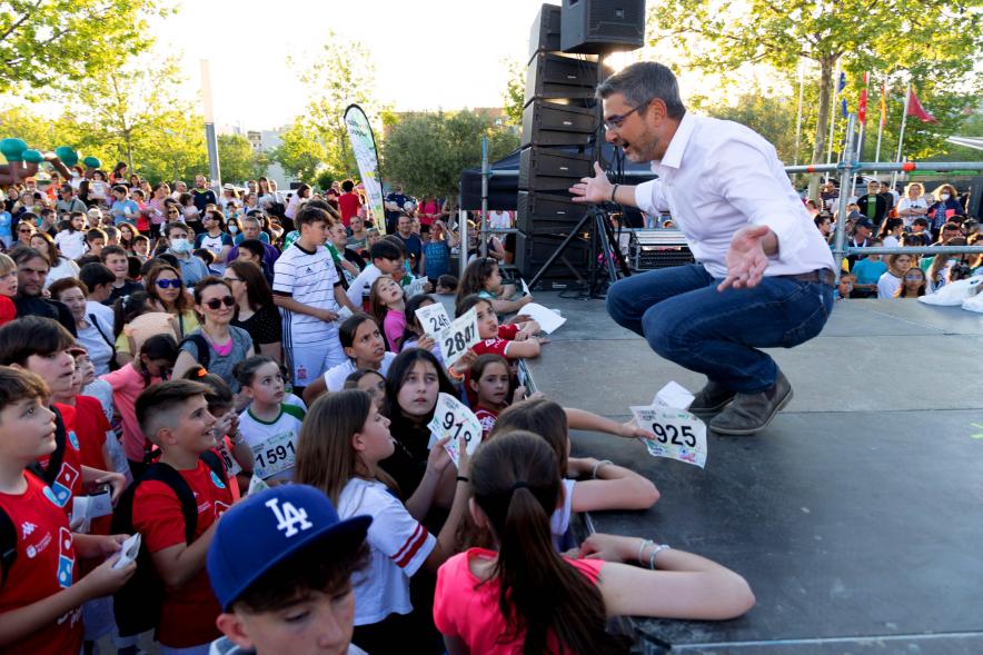 Fiesta del Deporte 2022 -  El vicealcalde Sánchez Acera saluda a los niños.