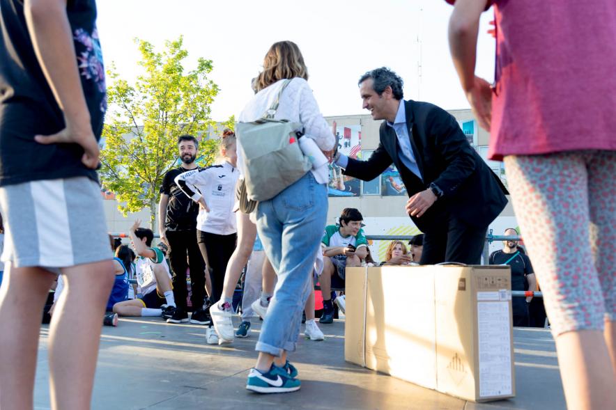 Fiesta del Deporte 2022- El alcalde Retolaza saluda a los ganadores del sorteo.
