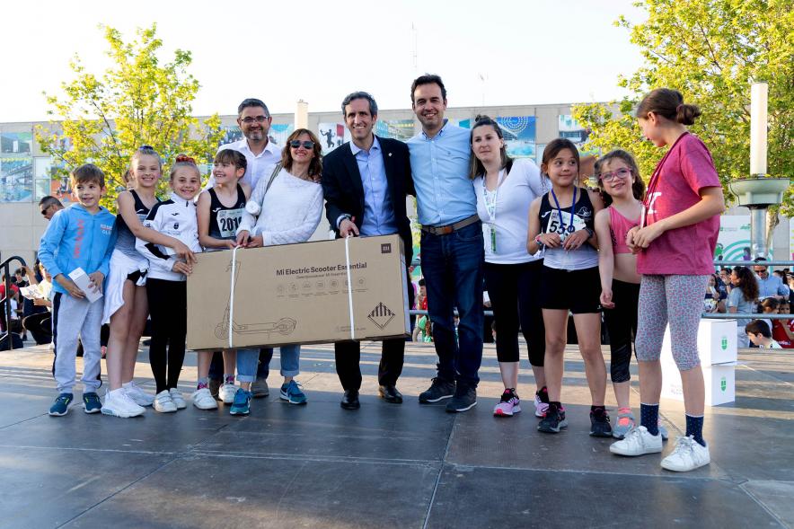 Fiesta del Deporte 2022 - Posado del grupo  municipal con los ganadores del sorteo. 