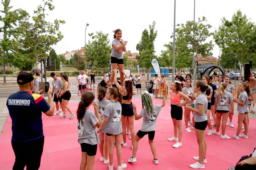 Niñas practicando cheerleading