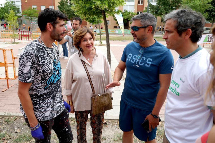 Alcalde Aitor Retolaza, Vicealcalde Sánchez Acera y concejal por Ciudadanos Rosario Tamayo charlan con asistente