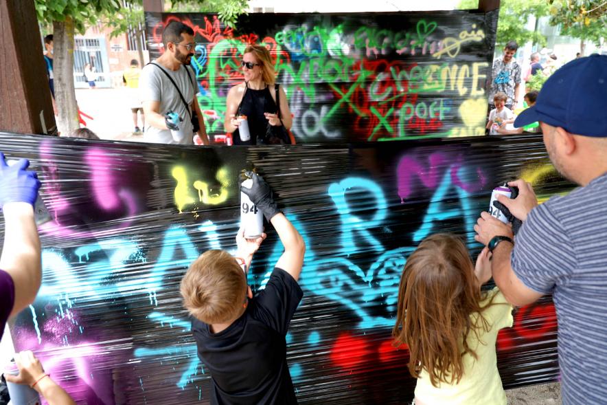 Niños pintando con Spray