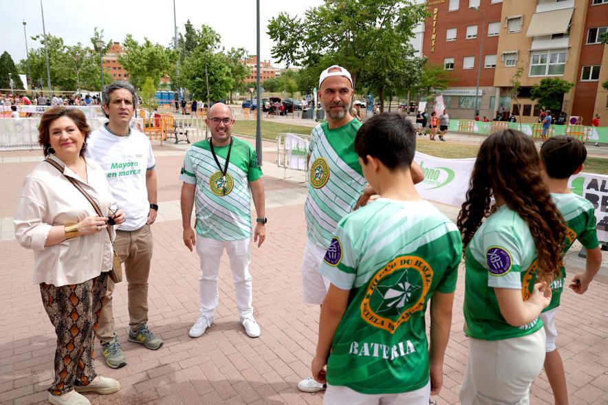 Miembros del consistorio con miembros de la Escuela de Samba