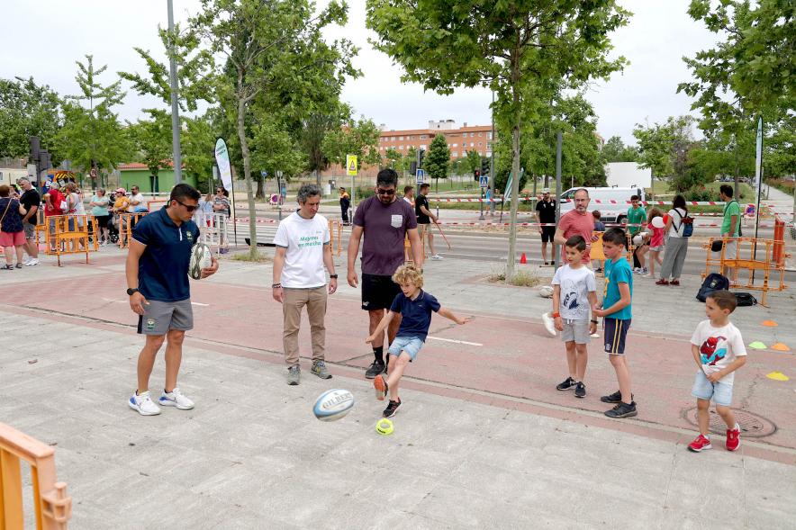 Niños practicando patadas de rugby